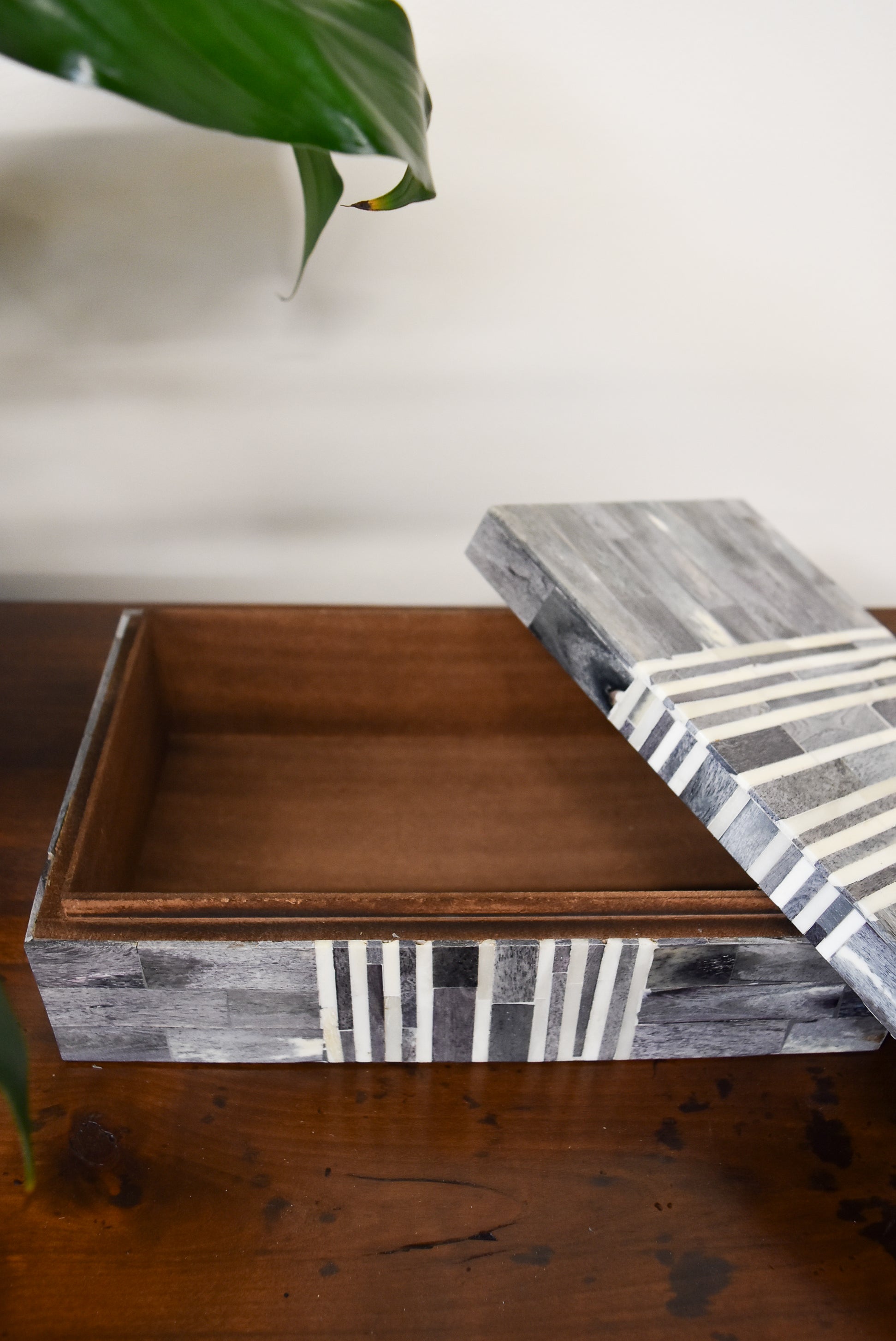 Large Gray and White Met Inlay Bone Box
