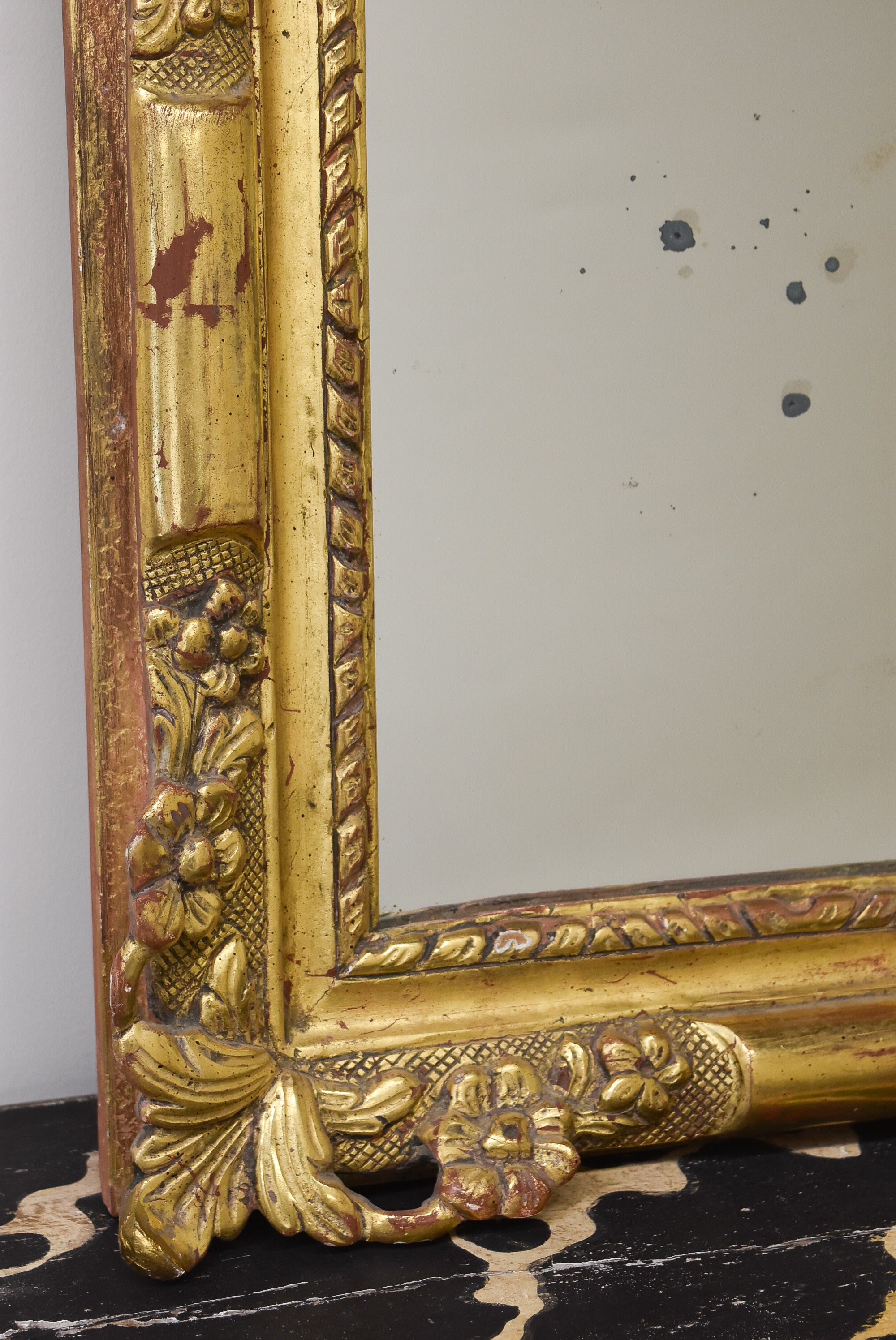 Early 18th Century French Giltwood Mirror with Fronton
