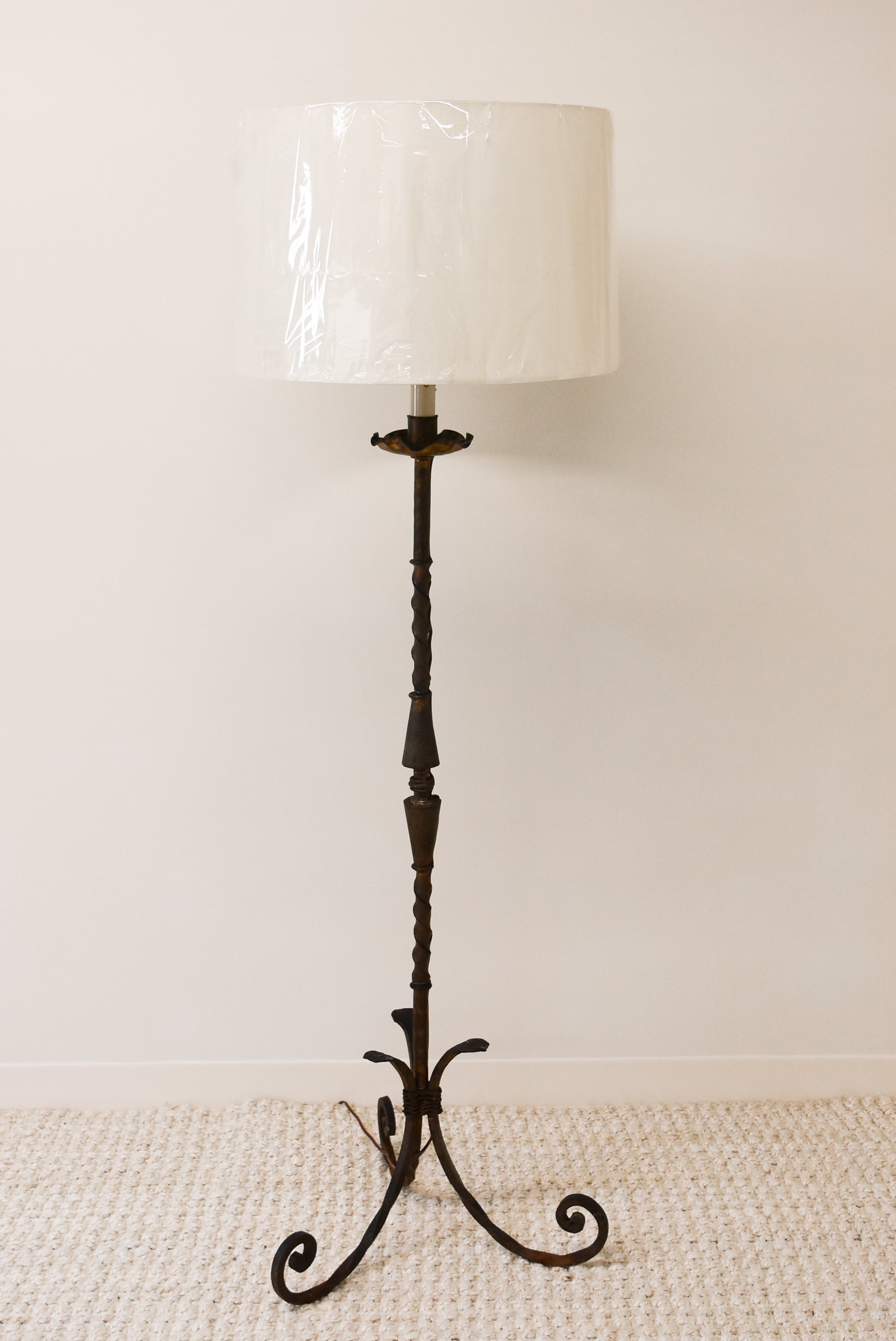 Iron Floor Lamp with Twist Details